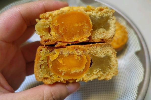 自制蛋黄莲蓉蛋月烧月饼的做法图解2