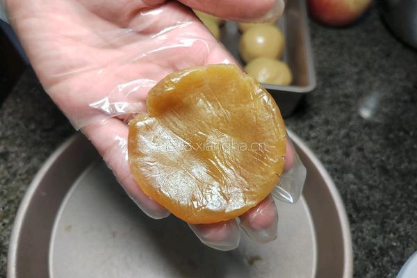 自制蛋黄莲蓉蛋月烧月饼的做法图解16