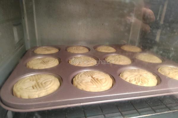自制蛋黄莲蓉蛋月烧月饼的做法图解27