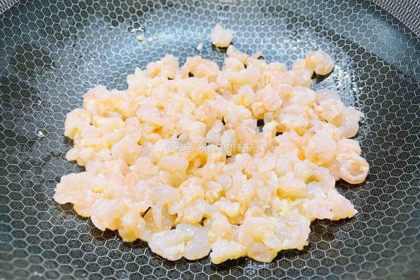 减脂餐～鸡蛋炒虾仁的做法图解2