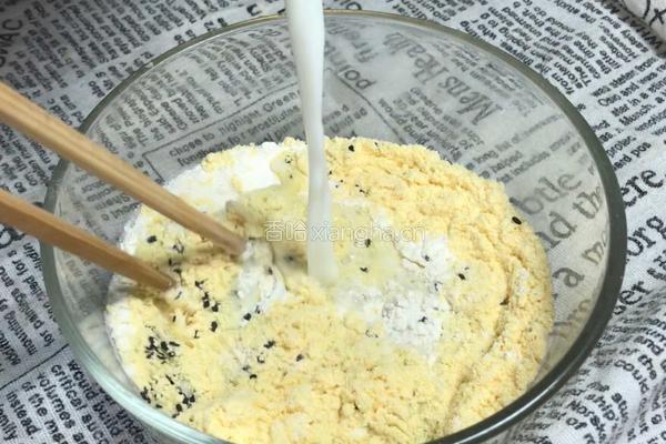牛奶玉米面软饼的做法图解2