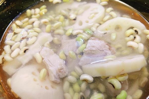 饭豆莲藕排骨汤的做法图解3
