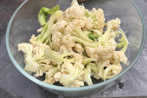 西芹胡萝卜拌菜花的做法图解1