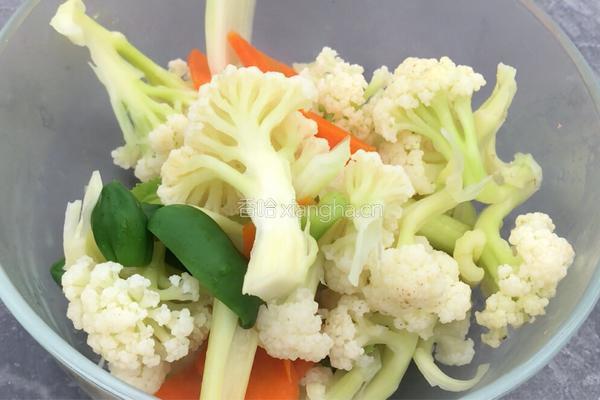 西芹胡萝卜拌菜花的做法图解7