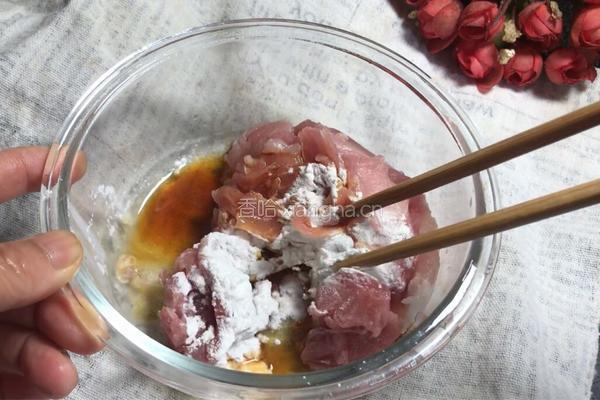 青红辣椒丝瓜炒肉的做法图解1