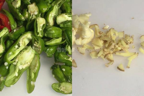 青红辣椒丝瓜炒肉的做法图解3