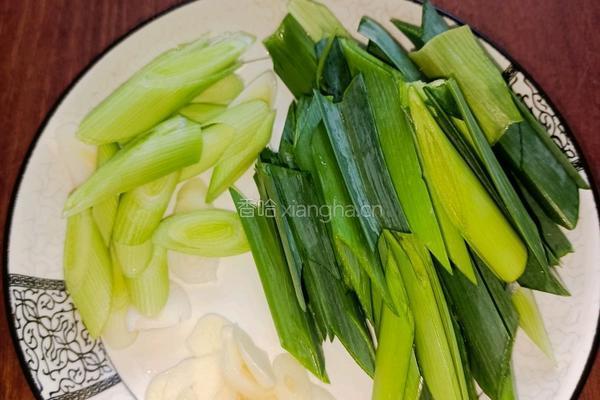 芹菜炒猪耳朵的做法图解3