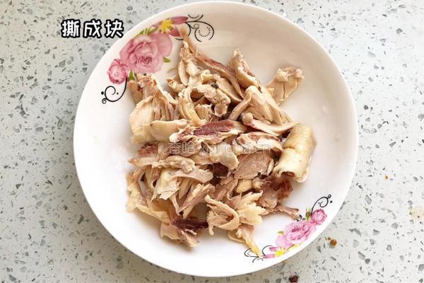香辣开胃超过瘾的手撕鸡拌面，快做给自己和最爱的人吃吧的做法图解3