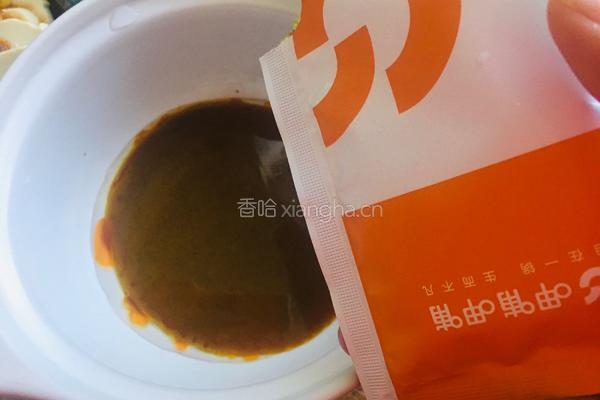 呷哺咖喱什锦砂锅的做法图解2