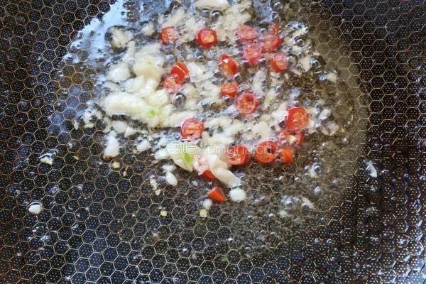 茭白炒肉的做法图解3