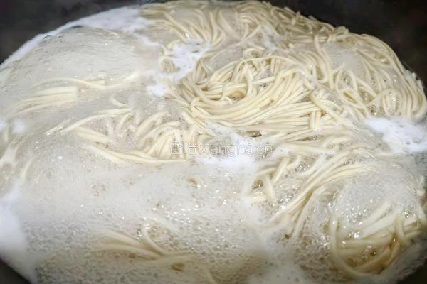 白水面卧溏心蛋的做法图解2