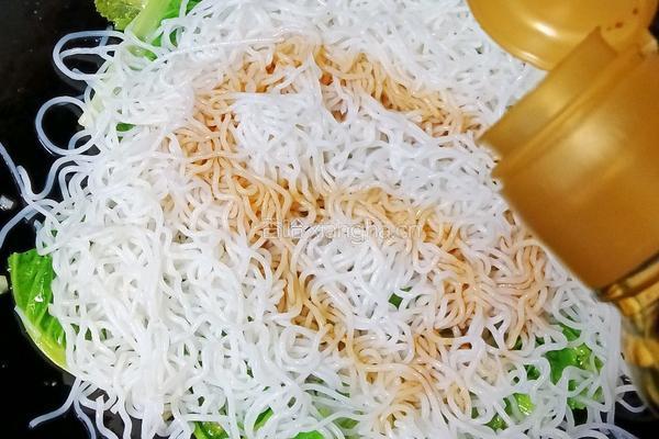 肉饼鸡蛋炒米粉的做法图解12