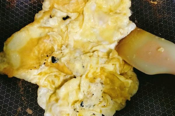 木耳炒鸡蛋用的壹家农场土鸡蛋味道棒极了的做法图解3