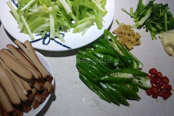芹菜鸡蛋干的做法图解2