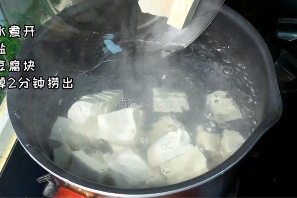 豆腐炒木耳的做法图解1
