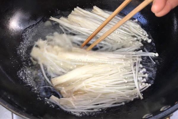 凉拌鸡蛋金针菇卷的做法图解5