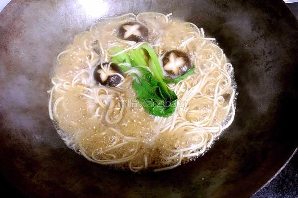 猪肚流心鸡蛋面的做法图解4