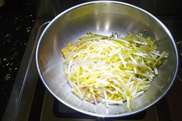 鲜美蛤蜊鸡蛋炒蒜黄的做法图解5