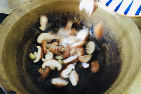 香菇炒油菜的做法图解4