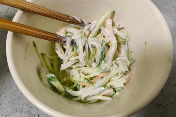 蟹柳黄瓜卷蛋饼的做法图解3