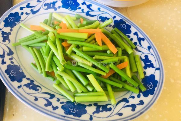 蒜苔胡萝卜炒腊肉的做法图解2