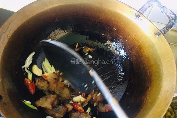 蒜苔胡萝卜炒腊肉的做法图解4