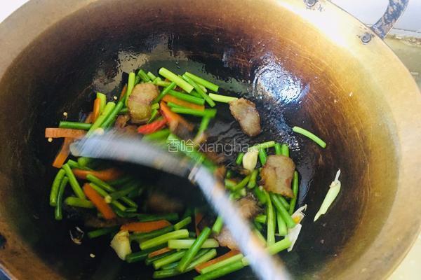蒜苔胡萝卜炒腊肉的做法图解5