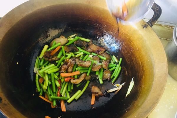 蒜苔胡萝卜炒腊肉的做法图解7