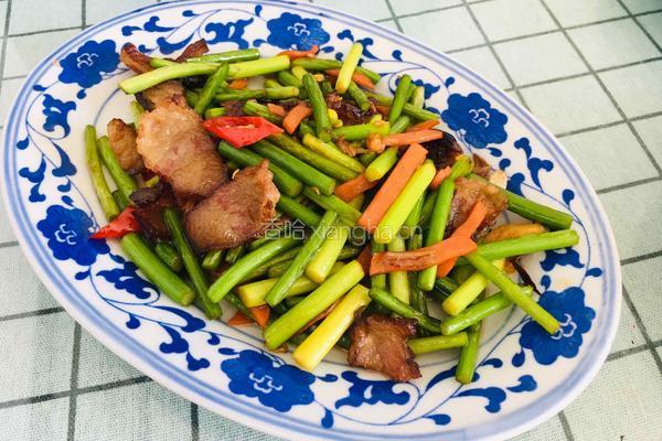 蒜苔胡萝卜炒腊肉的做法图解9