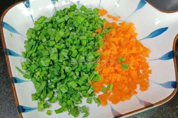 韭菜胡萝卜鸡蛋饼的做法图解1