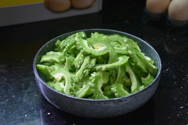 苦瓜炒蛋的做法图解2