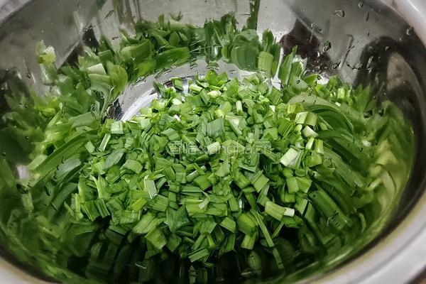酸汤鸡蛋面的做法图解2