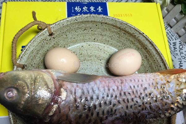 鲤鱼蒸蛋的做法图解1