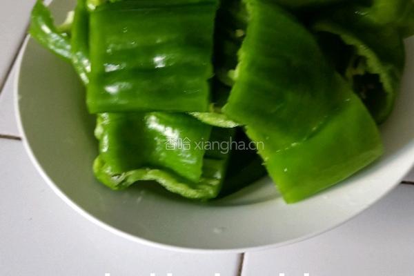 虎皮青椒的做法图解1
