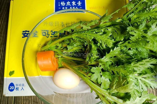 茼蒿鸡蛋卷的做法图解1