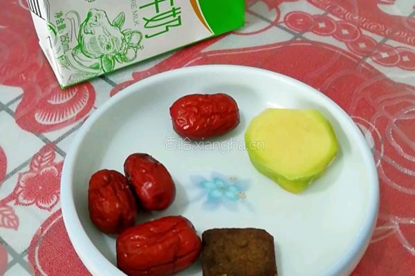 红糖姜枣牛奶的做法图解1
