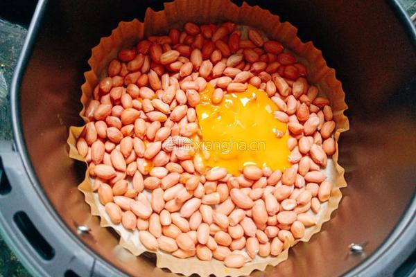 一蛋二吃之金沙花生米的做法图解2