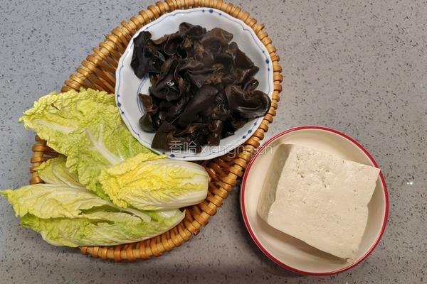 白菜豆腐煲的做法图解1