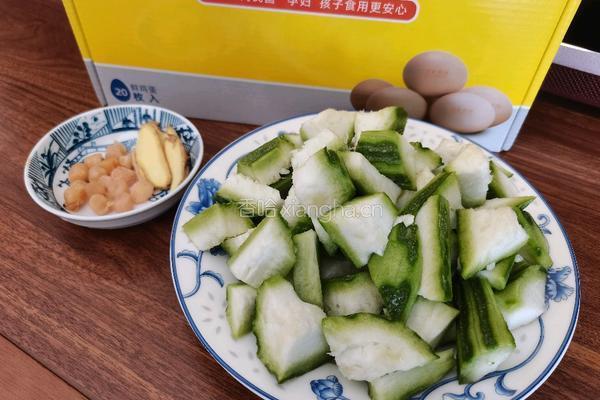 荷包蛋瑶柱丝瓜汤的做法图解2