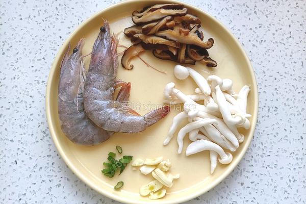 大虾菌菇汤的做法图解2