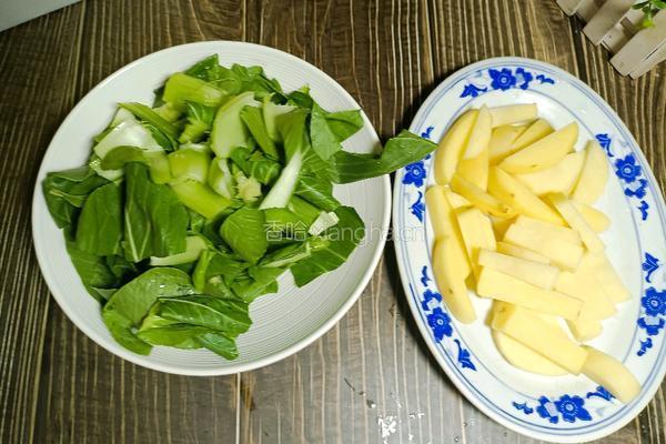 土豆炖小白菜的做法图解2