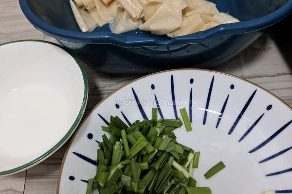 韭菜炒豆皮的做法图解2