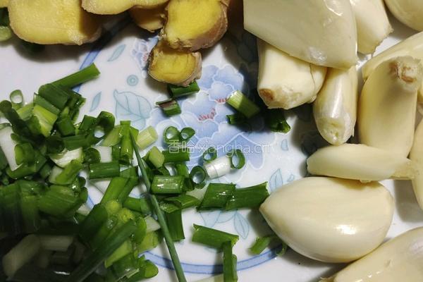 蒜烧鲶鱼的做法图解3