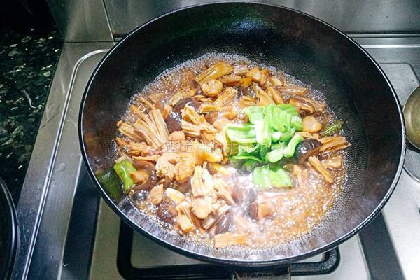 香菇鸡腿焖腐竹的做法图解9