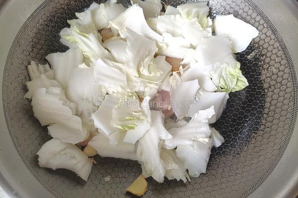 白菜炖粉条的做法图解5