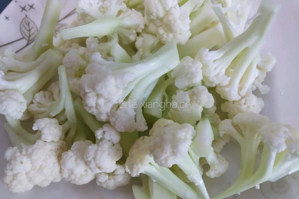 花菜木耳炒肉的做法图解2