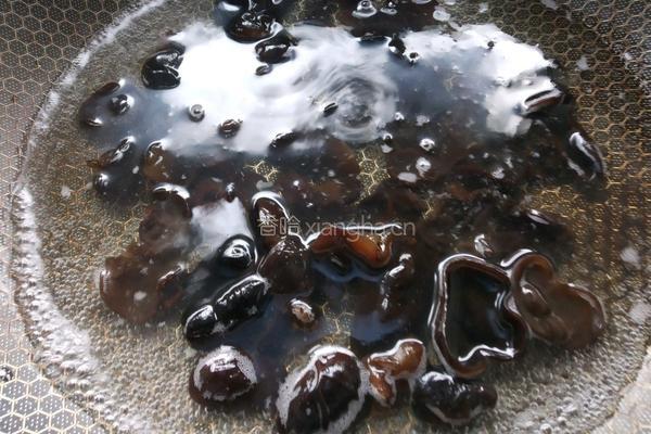 花菜木耳炒肉的做法图解5