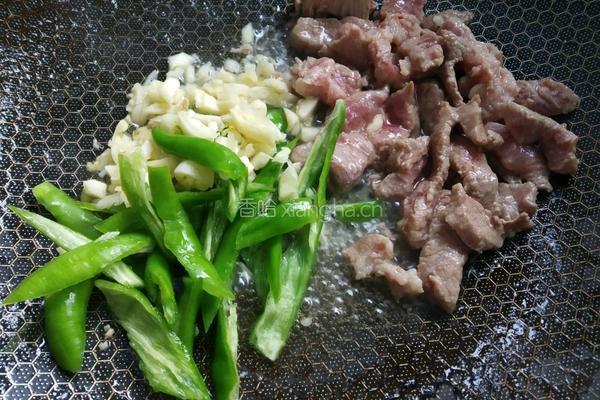 花菜木耳炒肉的做法图解8