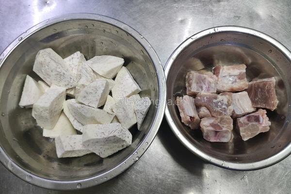 香芋蒸排骨的做法图解1