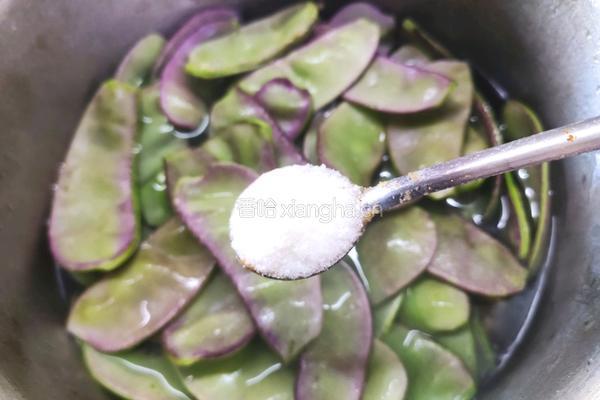 炝炒扁豆的做法图解2